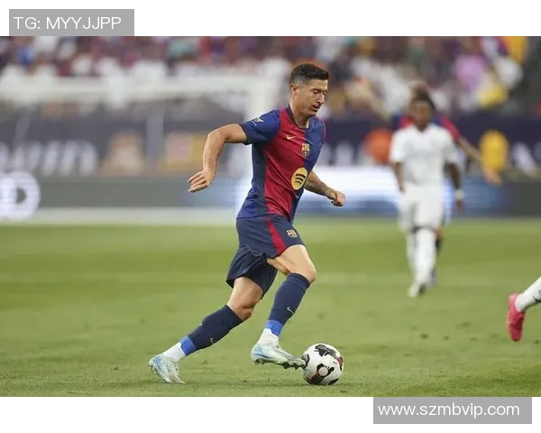 莱万欧冠赛场火力全开10场打入12球射手榜领跑稳获金靴